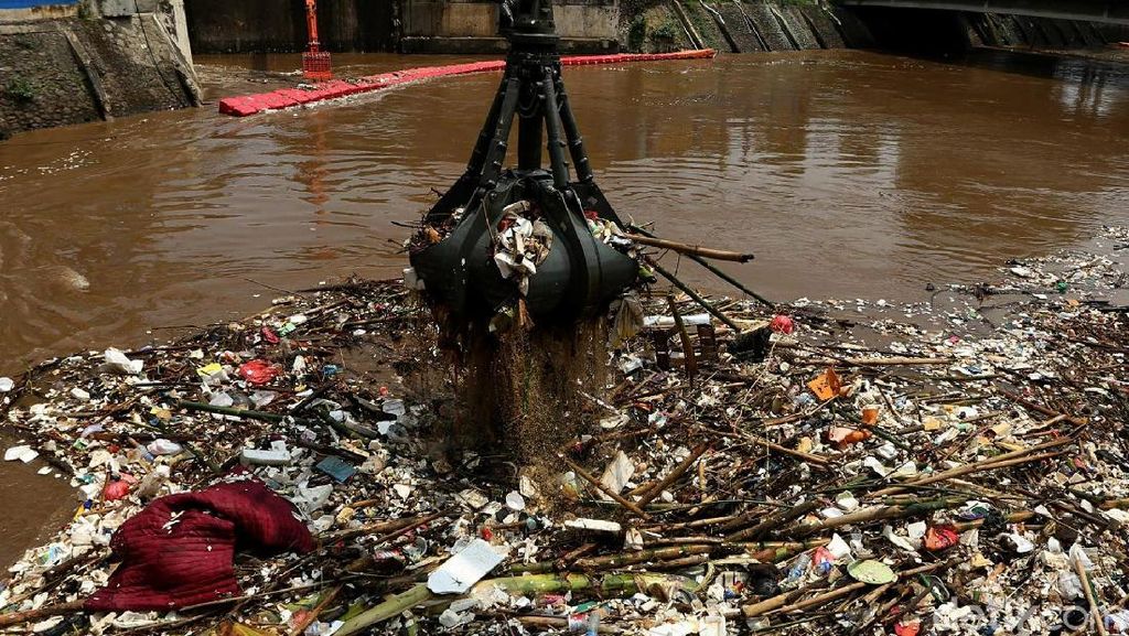 Penampakan Sampah di Pintu Air Manggarai Dibersihkan